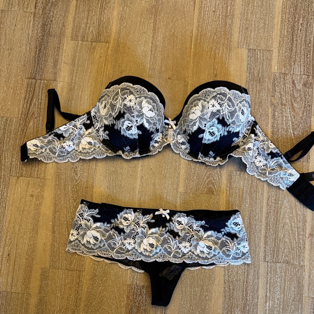 Victoria’s Secret Bra & Panty Set 32DD Small